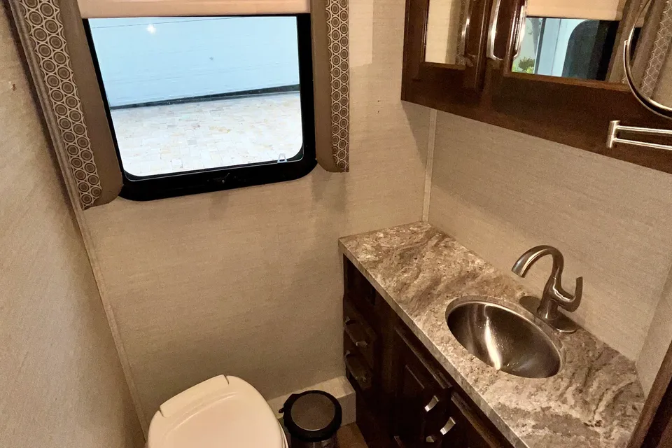 The Hawk - Spotless Family-Ready RV Sleeps 8 owner maintained