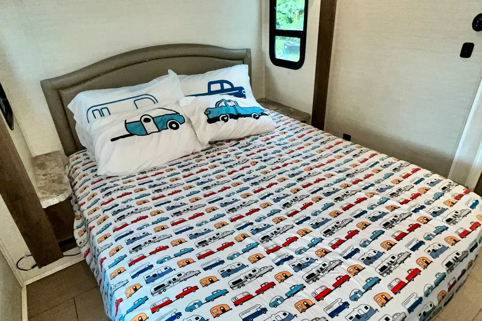 The Hawk - Spotless Family-Ready RV Sleeps 8 owner maintained