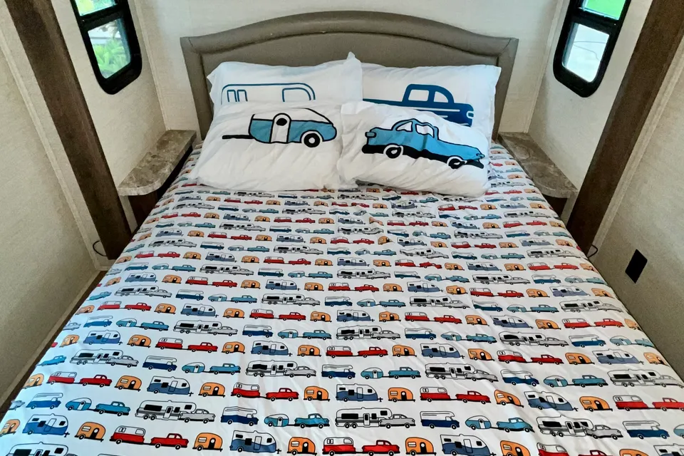 The Hawk - Spotless Family-Ready RV Sleeps 8 owner maintained