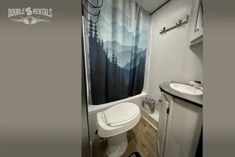 TRAIL RUNNER Bunkhouse w/ Queen Bed, Fold-Out Sofa & Dinette