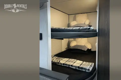 TRAIL RUNNER Bunkhouse w/ Queen Bed, Fold-Out Sofa & Dinette