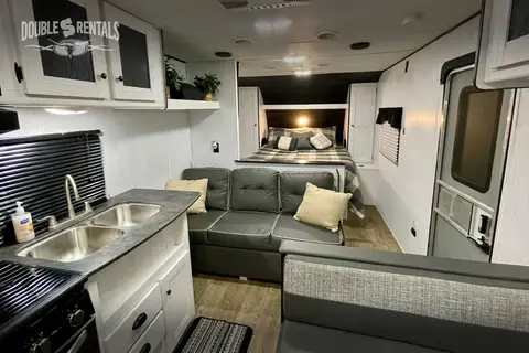 TRAIL RUNNER Bunkhouse w/ Queen Bed, Fold-Out Sofa & Dinette
