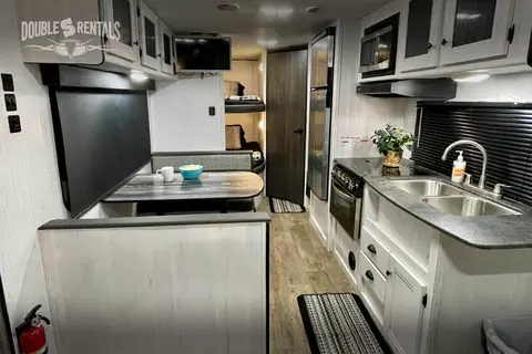 TRAIL RUNNER Bunkhouse w/ Queen Bed, Fold-Out Sofa & Dinette