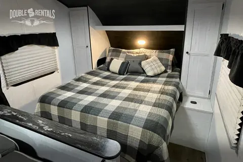 TRAIL RUNNER Bunkhouse w/ Queen Bed, Fold-Out Sofa & Dinette