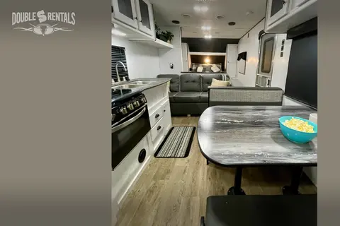 TRAIL RUNNER Bunkhouse w/ Queen Bed, Fold-Out Sofa & Dinette