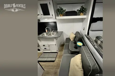 TRAIL RUNNER Bunkhouse w/ Queen Bed, Fold-Out Sofa & Dinette