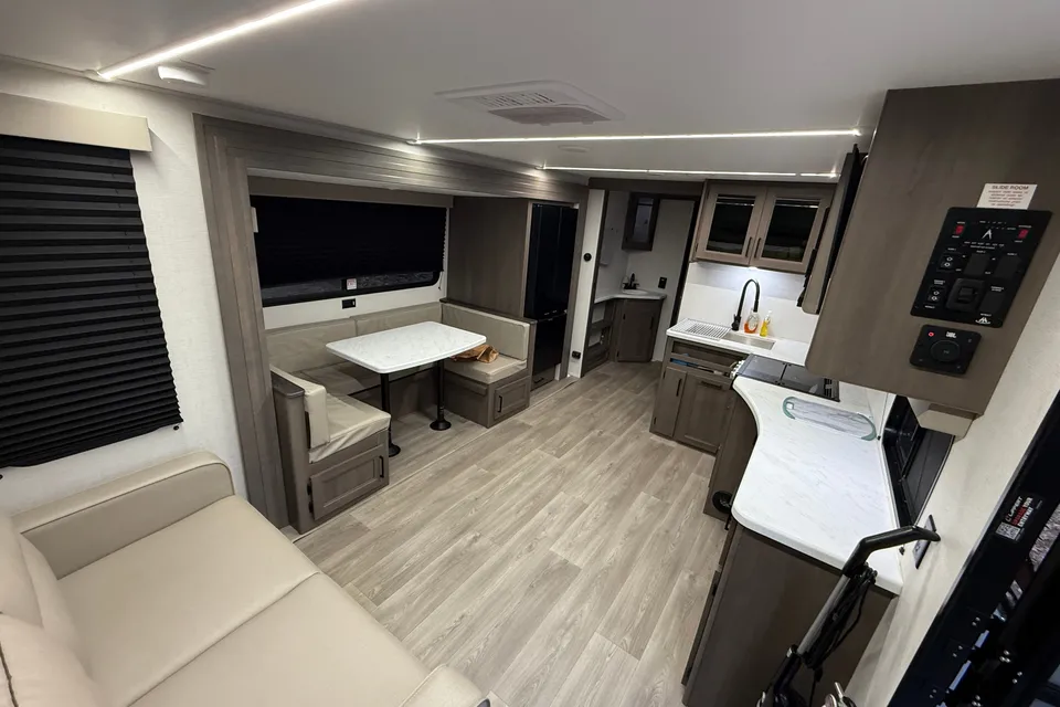 Clean & Comfortable 265BTH Camper