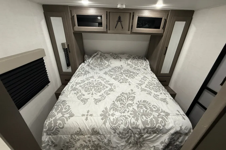 Clean & Comfortable 265BTH Camper