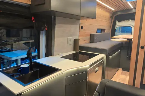 Nomad Retreat | 4-Season Premium Ford Transit AWD