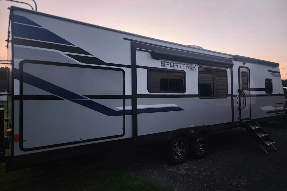Ray Rays Travel Trailer with outdoor kitchen and bunk room