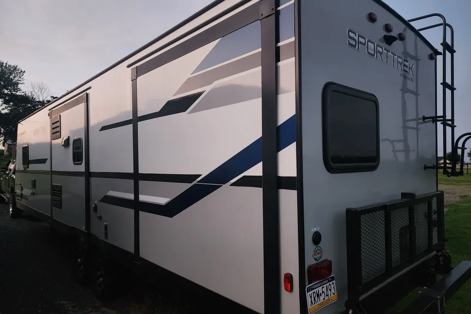 Ray Rays Travel Trailer with outdoor kitchen and bunk room