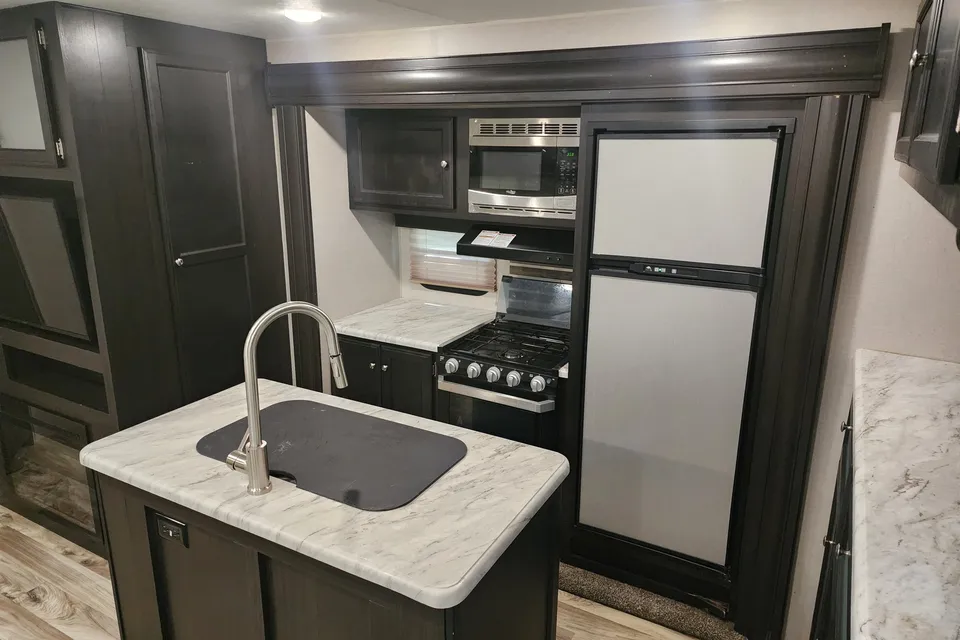 Ray Rays Travel Trailer with outdoor kitchen and bunk room