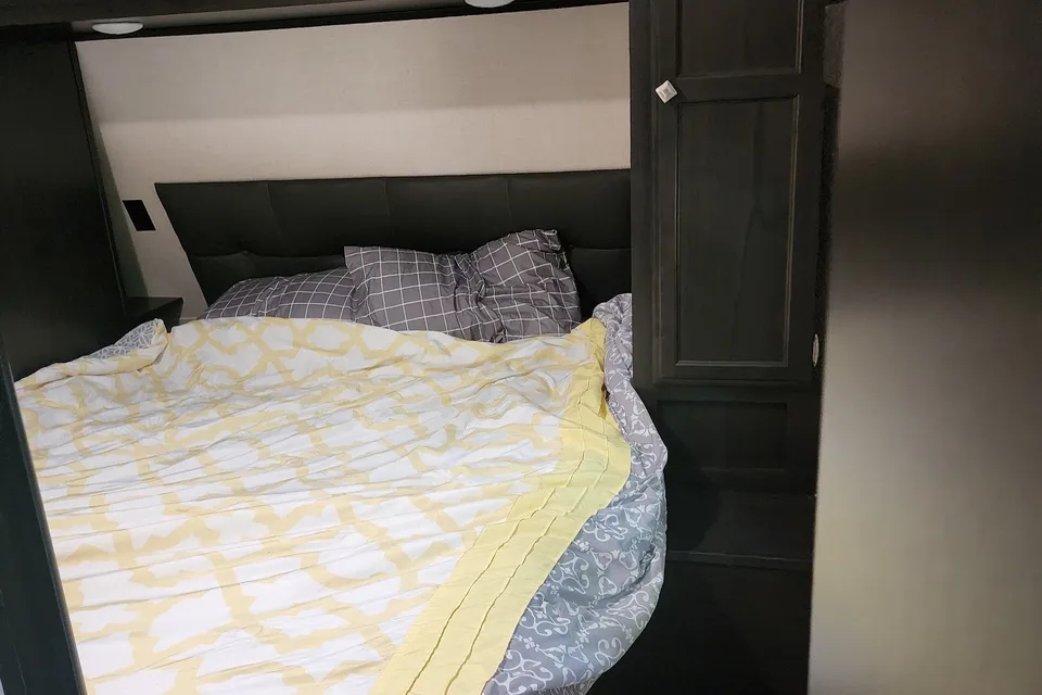 Ray Rays Travel Trailer with outdoor kitchen and bunk room