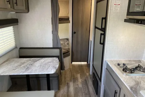 07 - 2023 - GULF STREAM - BUNKS - 3900lbs - SLEEPS 7