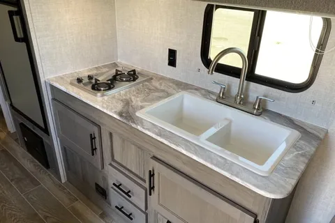 07 - 2023 - GULF STREAM - BUNKS - 3900lbs - SLEEPS 7
