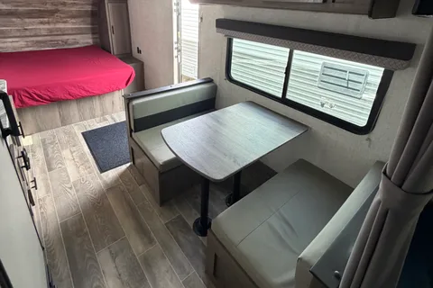 07 - 2023 - GULF STREAM - BUNKS - 3900lbs - SLEEPS 7