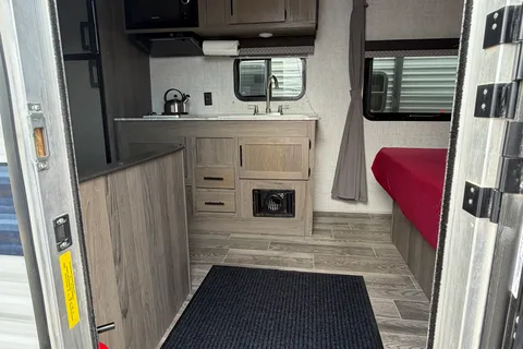 07 - 2023 - GULF STREAM - BUNKS - 3900lbs - SLEEPS 7