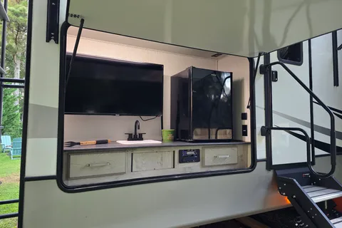 2024 Keystone Avalanche Fifth Wheel