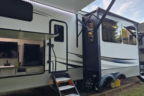 2024 Keystone Avalanche Fifth Wheel