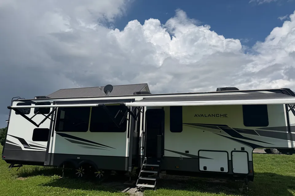 Charles's Keystone Avalanche 390 DS Fifth Wheel