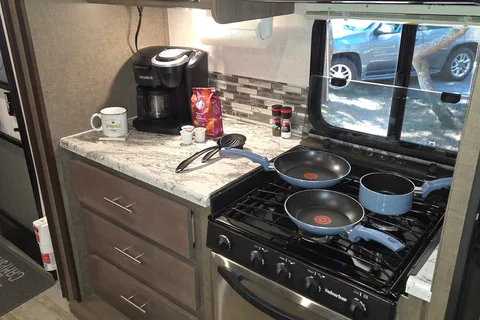 2018 Surveyor 247BH Dog Friendly + Bunkhouse + Island, Sleeps 8