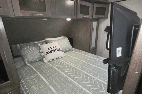 2018 Surveyor 247BH Dog Friendly + Bunkhouse + Island, Sleeps 8