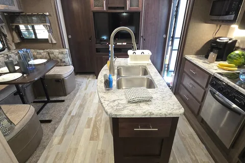 2018 Surveyor 247BH Dog Friendly + Bunkhouse + Island, Sleeps 8