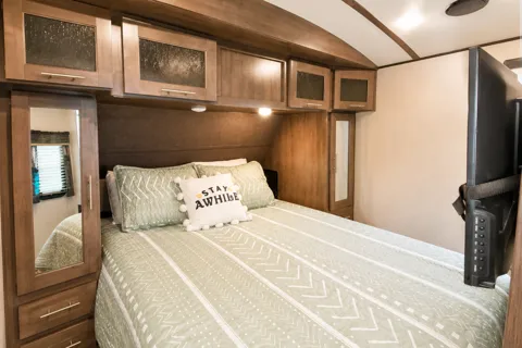 2018 Surveyor 247BH Dog Friendly + Bunkhouse + Island, Sleeps 8