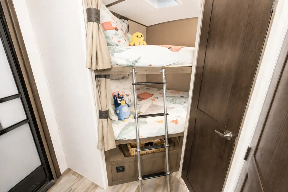 2018 Surveyor 247BH Dog Friendly + Bunkhouse + Island, Sleeps 8