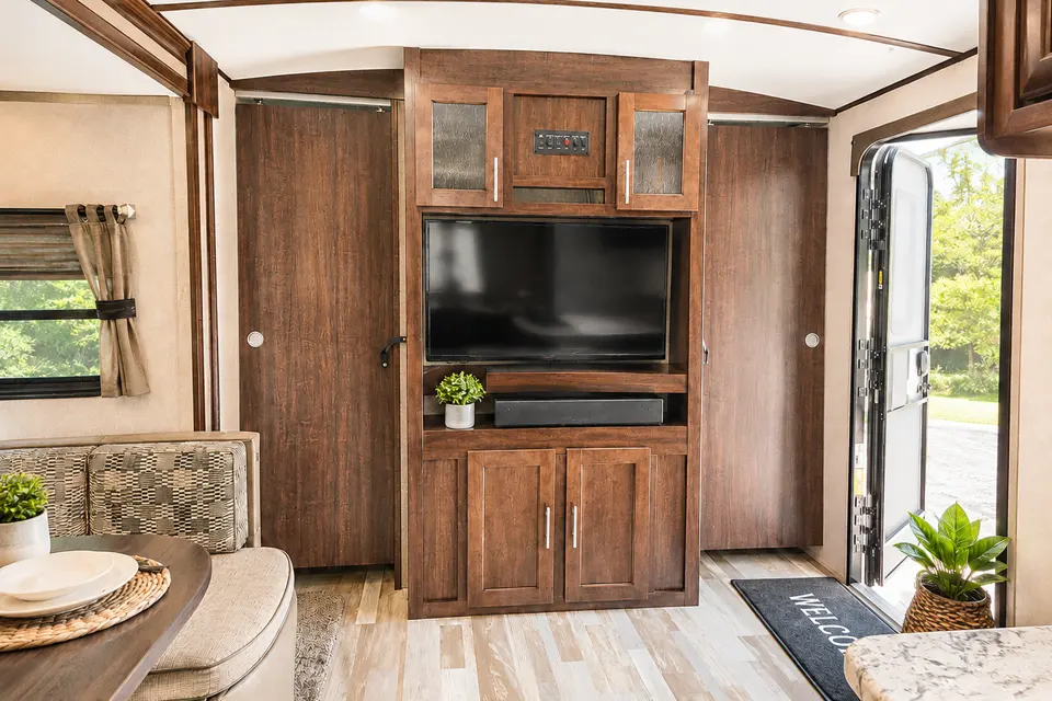 2018 Surveyor 247BH Dog Friendly + Bunkhouse + Island, Sleeps 8