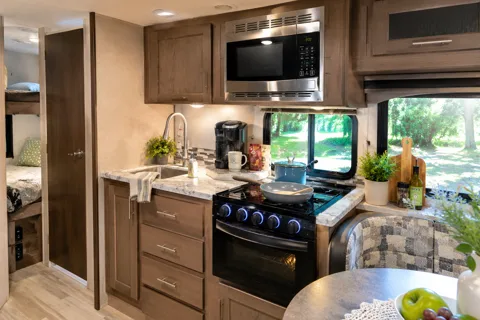 2018 Surveyor 247BH Dog Friendly + Bunkhouse + Island, Sleeps 8