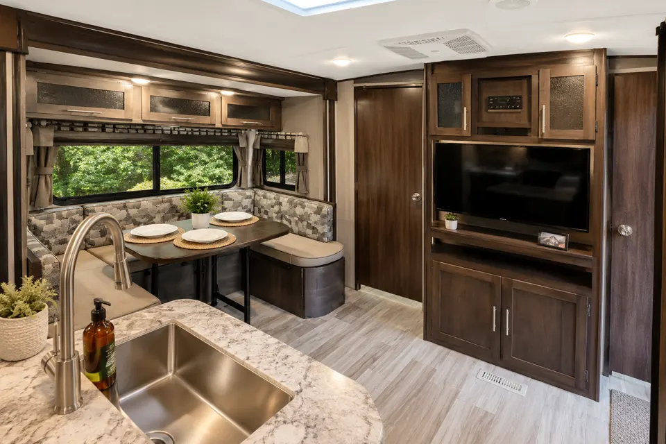 2018 Surveyor 247BH Dog Friendly + Bunkhouse + Island, Sleeps 8