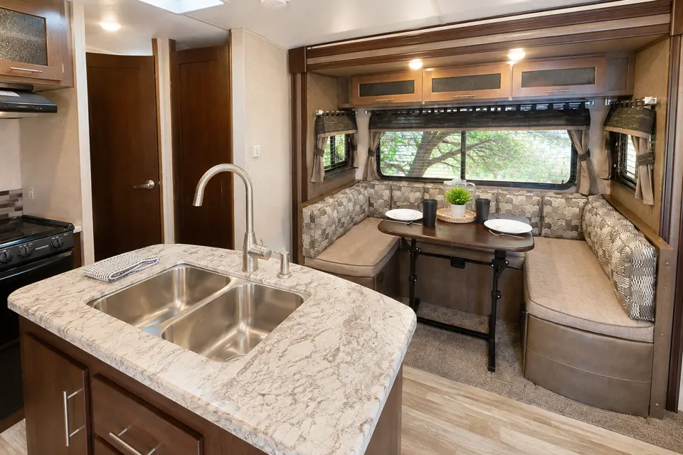 2018 Surveyor 247BH Dog Friendly + Bunkhouse + Island, Sleeps 8