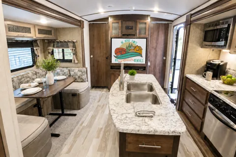 2018 Surveyor 247BH Dog Friendly + Bunkhouse + Island, Sleeps 8