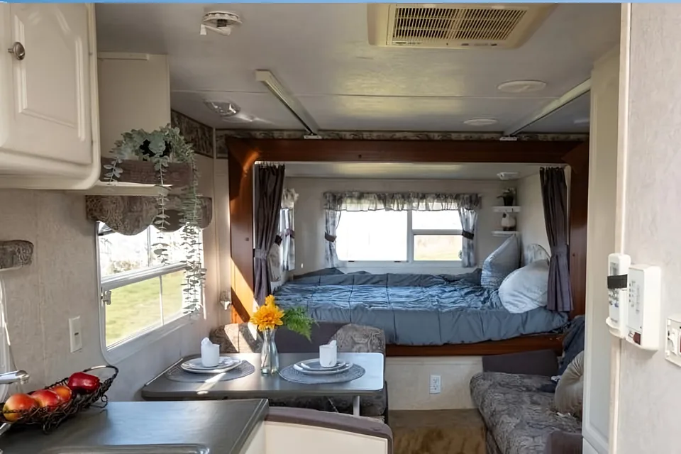 Cute, fully stocked Keystone Outback with rear slide sleeps 6