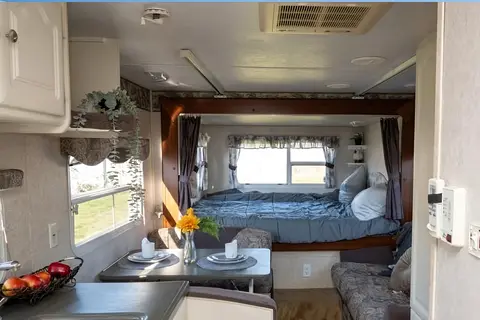 Cute, fully stocked Keystone Outback with rear slide sleeps 6