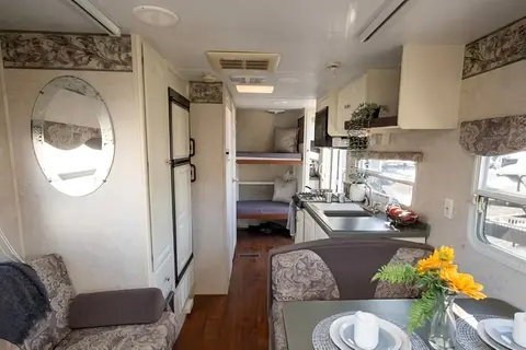 Cute, fully stocked Keystone Outback with rear slide sleeps 6