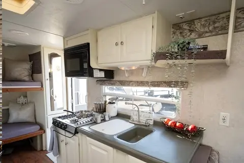 Cute, fully stocked Keystone Outback with rear slide sleeps 6