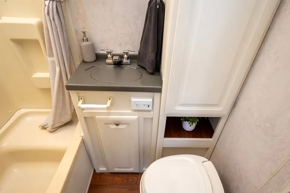 Cute, fully stocked Keystone Outback with rear slide sleeps 6