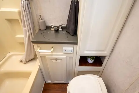 Cute, fully stocked Keystone Outback with rear slide sleeps 6
