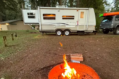 Cute, fully stocked Keystone Outback with rear slide sleeps 6
