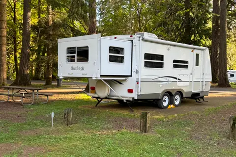 Cute, fully stocked Keystone Outback with rear slide sleeps 6