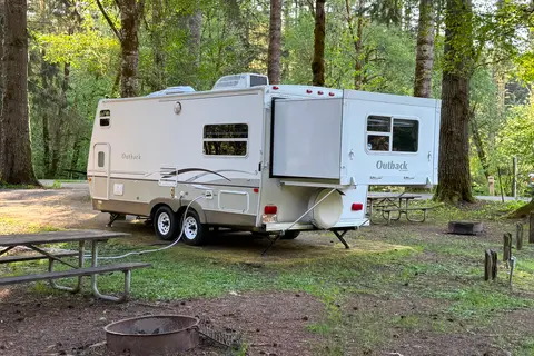 Cute, fully stocked Keystone Outback with rear slide sleeps 6