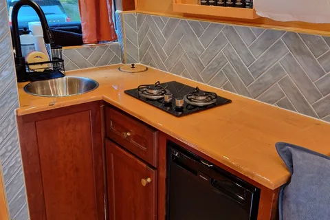 Edgar: Converted Sprinter Van * Pet Friendly *