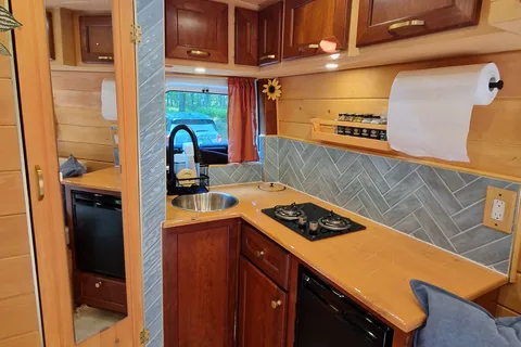 Edgar: Converted Sprinter Van * Pet Friendly *