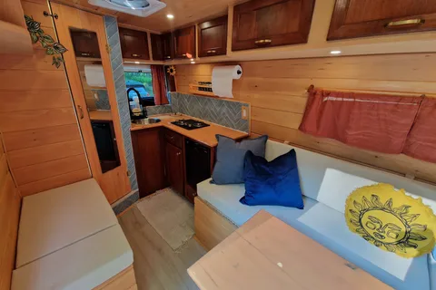 Edgar: Converted Sprinter Van * Pet Friendly *