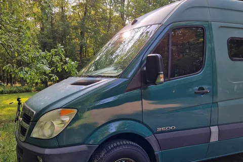 Edgar: Converted Sprinter Van * Pet Friendly *
