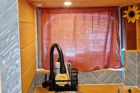 Edgar: Converted Sprinter Van * Pet Friendly *