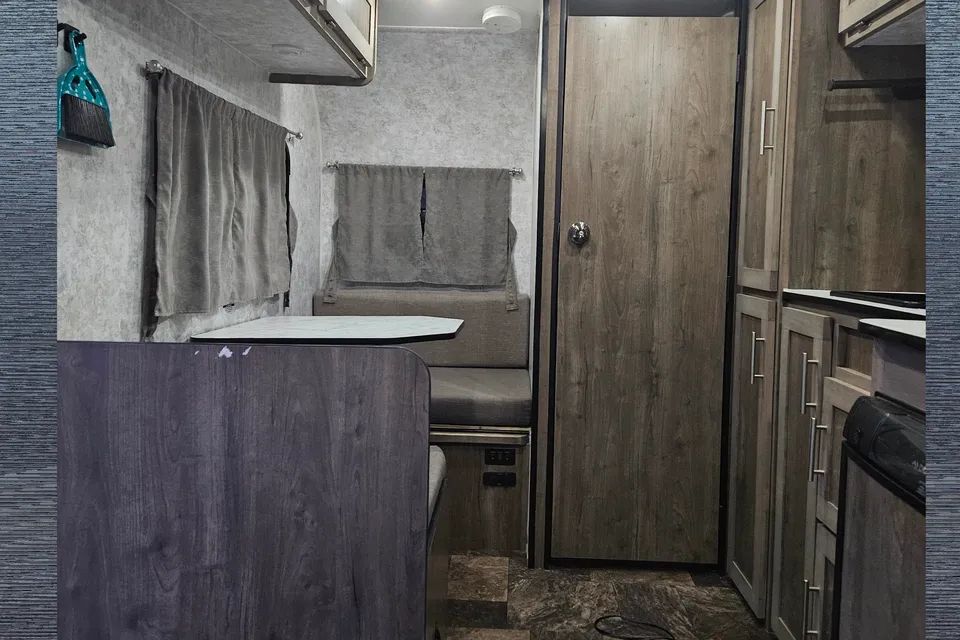 Roberto's Prolite Prolite lounge Travel Trailer