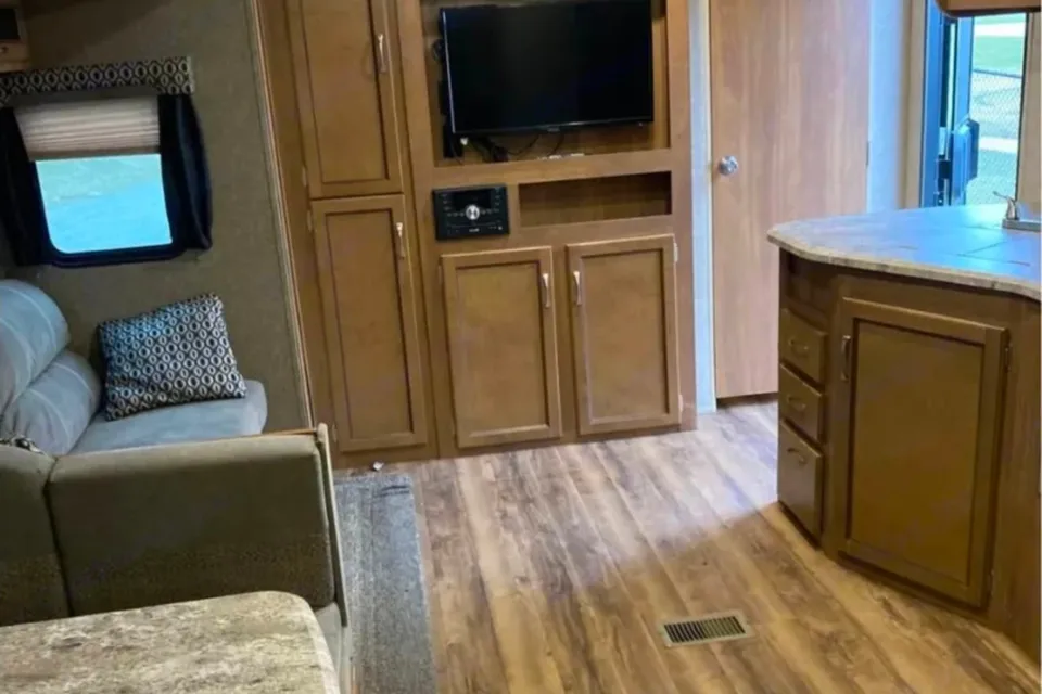 BIG Family Fun, Year Round Coachmen Catalina Legacy Edition Travel Trailer